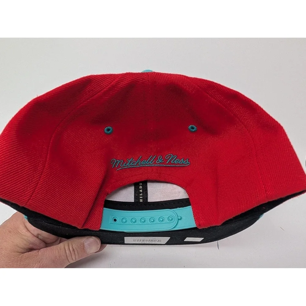 Vancouver Grizzlies Hat Cap Snap Back Mens One Size Red Teal NBA Mitchell & Ness